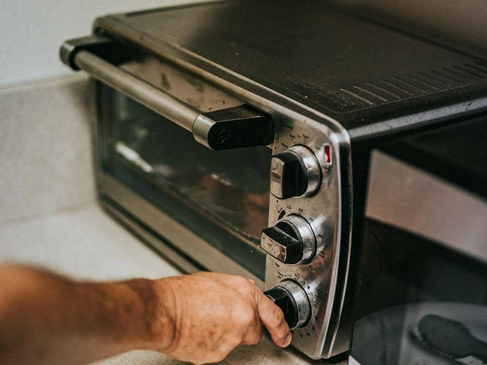 ilustrasi mengoperasikan oven