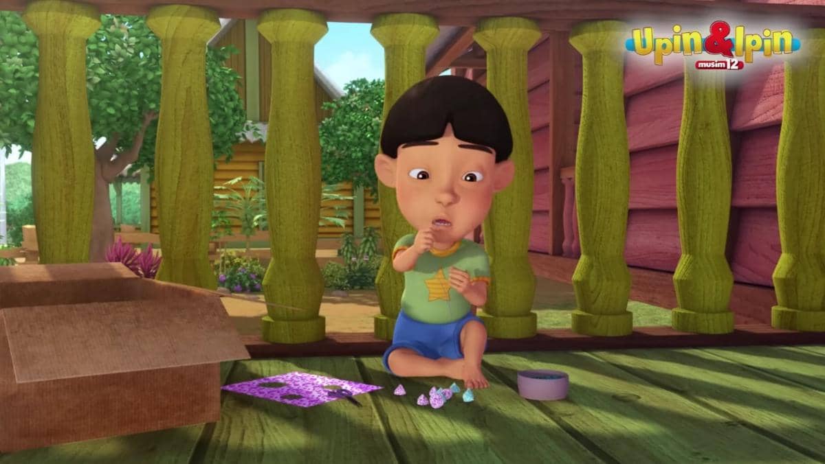 Mail sedang menjahit