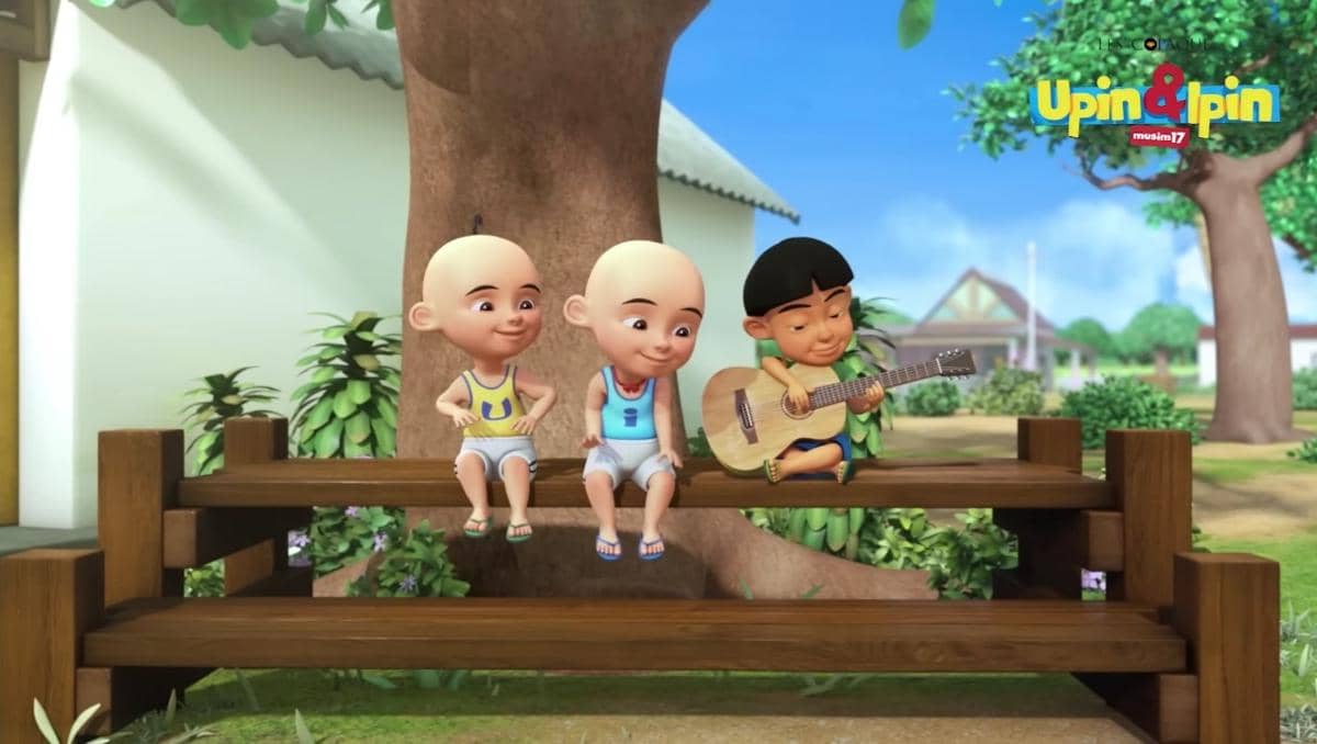 Mail sedang bermain gitar