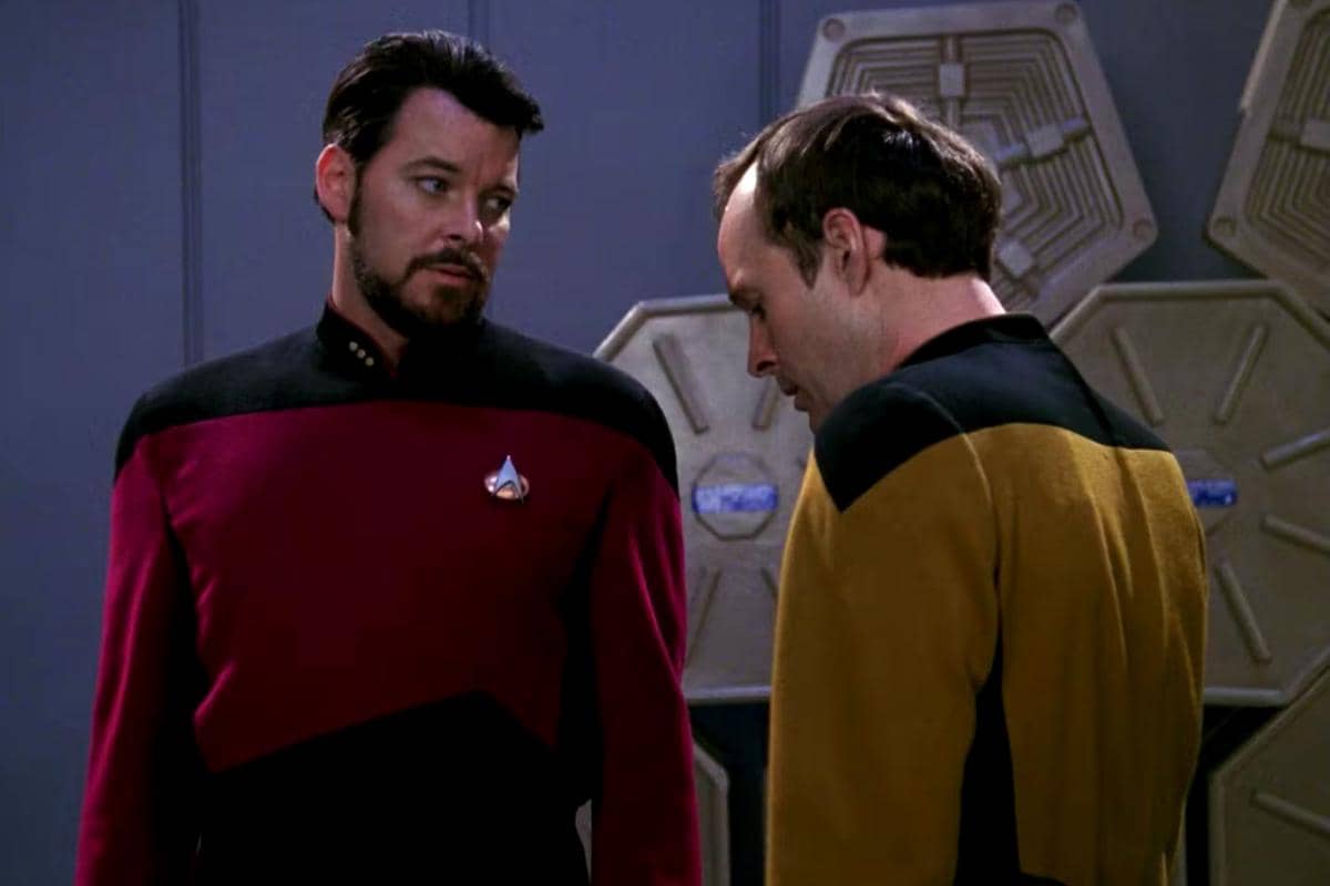 cuplikan adegan dalam serial Star Trek: The Next Generation—Hollow Pursuits