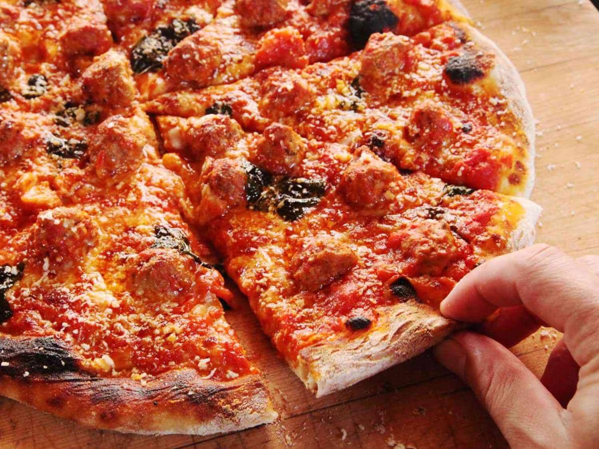 ilustrasi Italian meatball pizza
