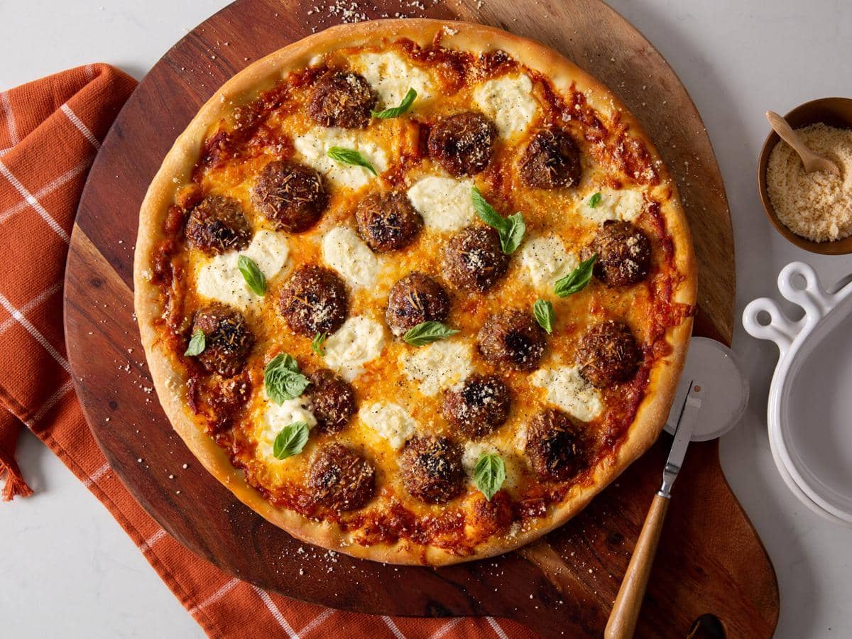 ilustrasi Italian meatball pizza