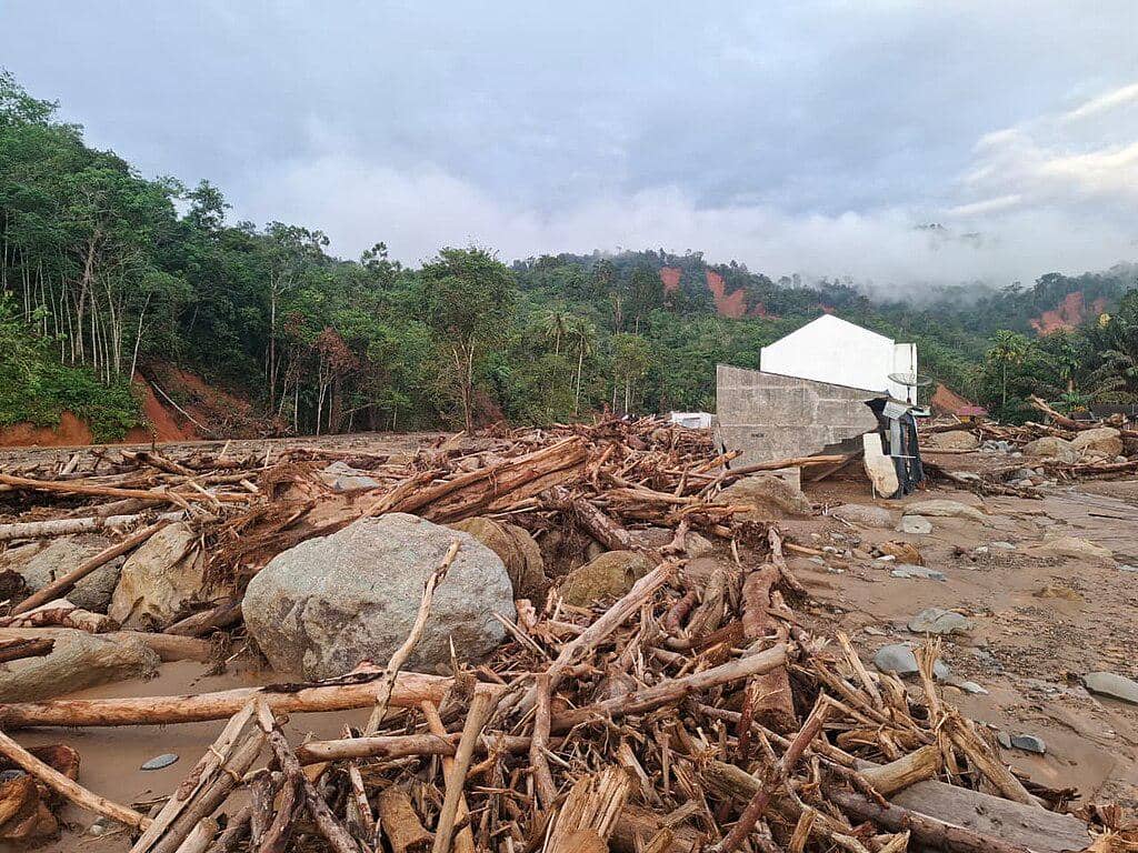 Tumpukan kayu yang terbawa arus banjir Sibolga