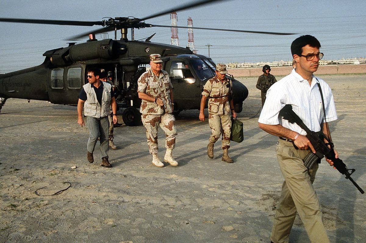 potret pasukan Delta Force dalam pakaian sipil yang mengawal Jenderal Norman Norman Schwarzkopf selama Perang Teluk di tahun 1991 silam 