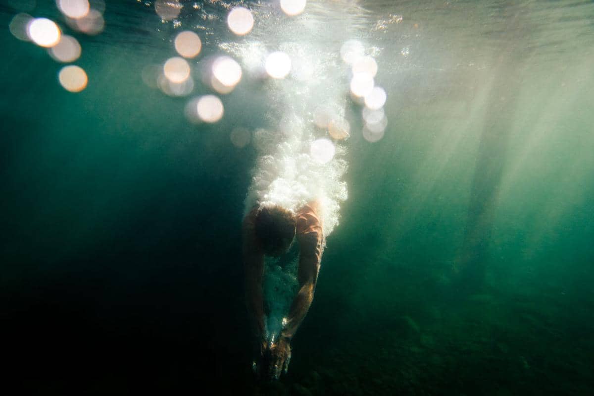 Kolam renang cukup dalam