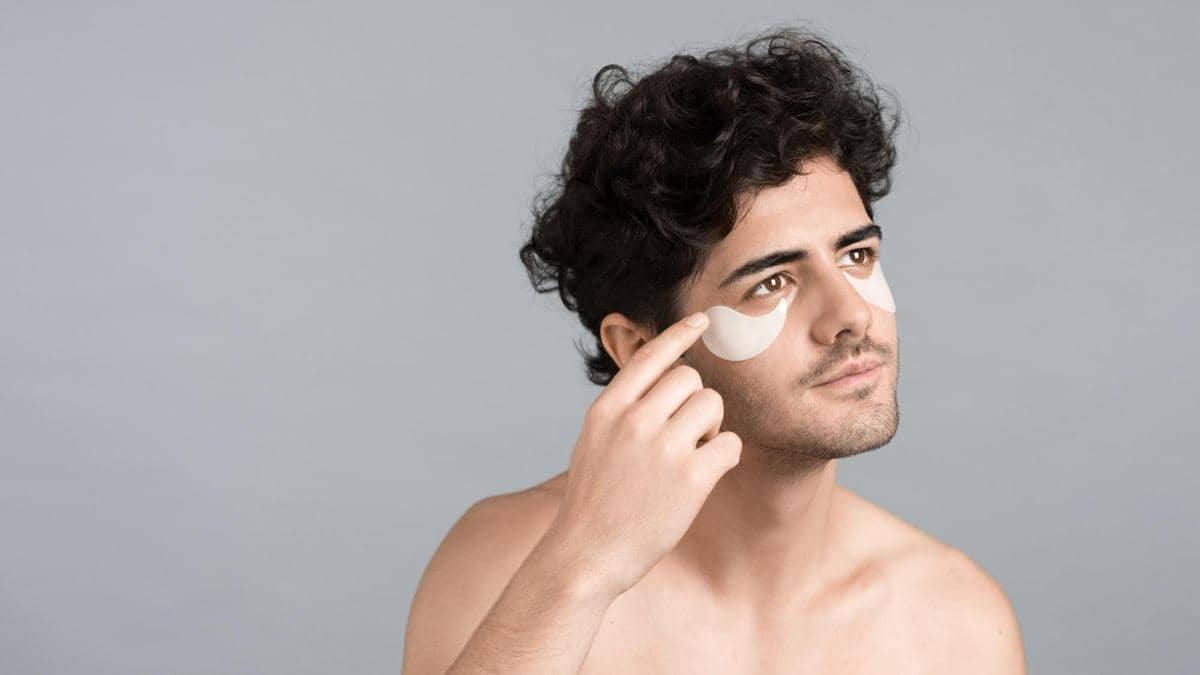 ilustrasi laki-laki sedang menggunakan skincare 