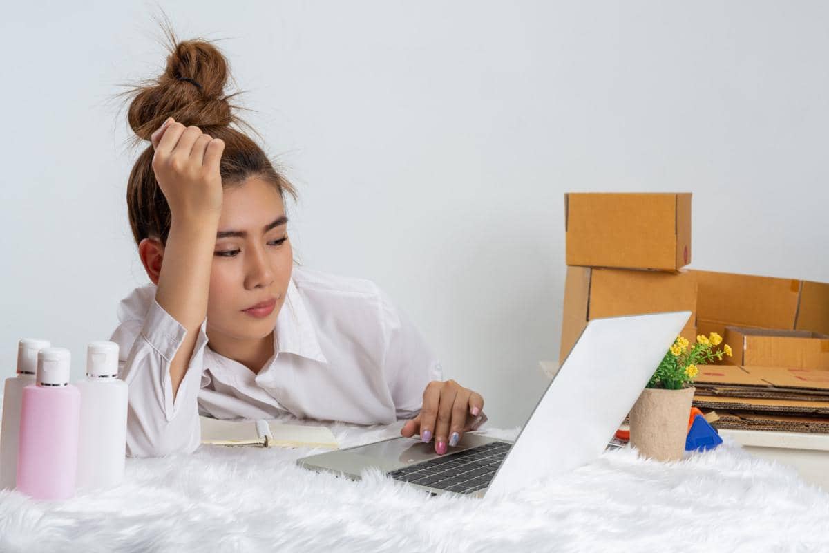 Ilustrasi wanita merasa bosan