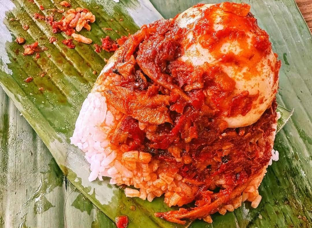potret seporsi nasi lemak telur