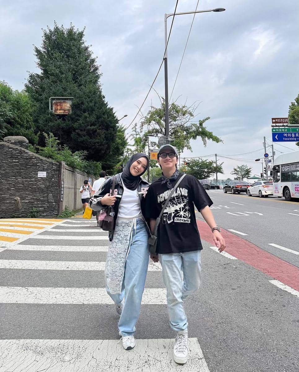 gaya outfit hijab ala Shadira Firdausi