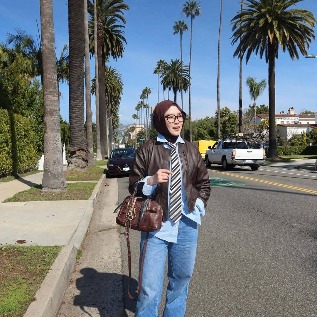 gaya outfit hijab ala Shadira Firdausi