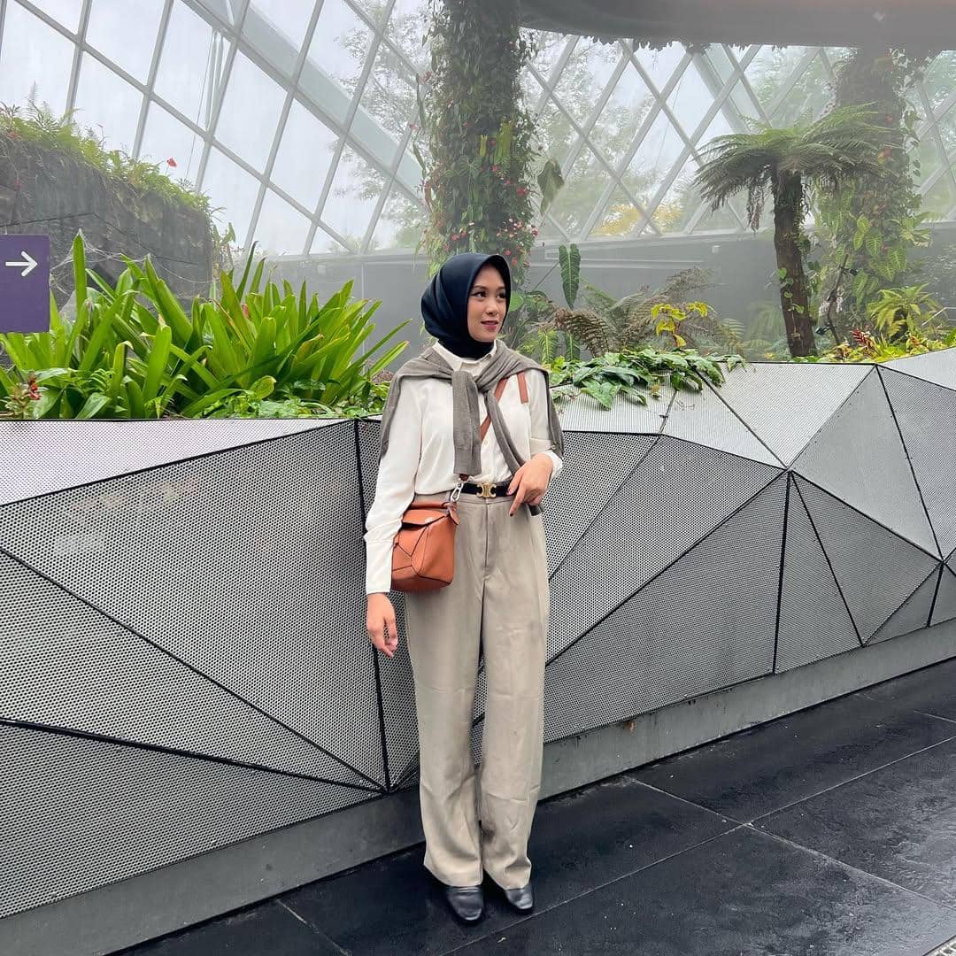 gaya outfit hijab ala Shadira Firdausi