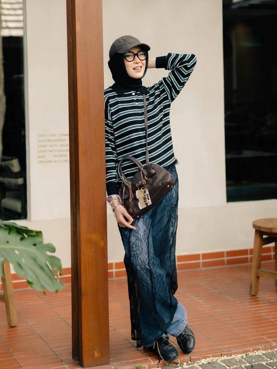 gaya outfit hijab ala Shadira Firdausi