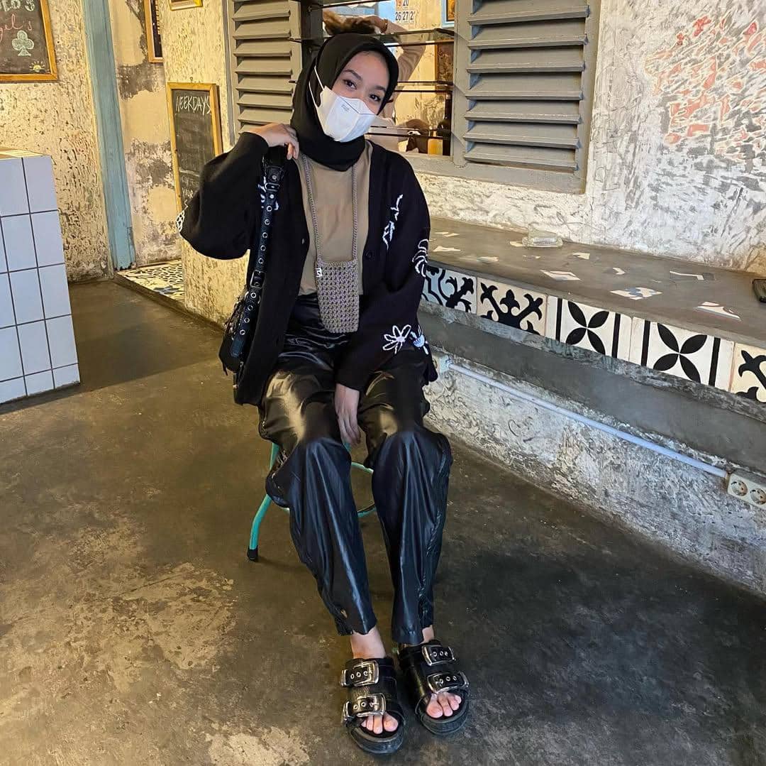 gaya outfit hijab ala Shadira Firdausi