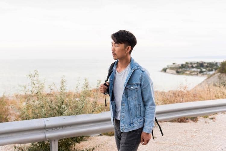 ilustrasi pria saat traveling