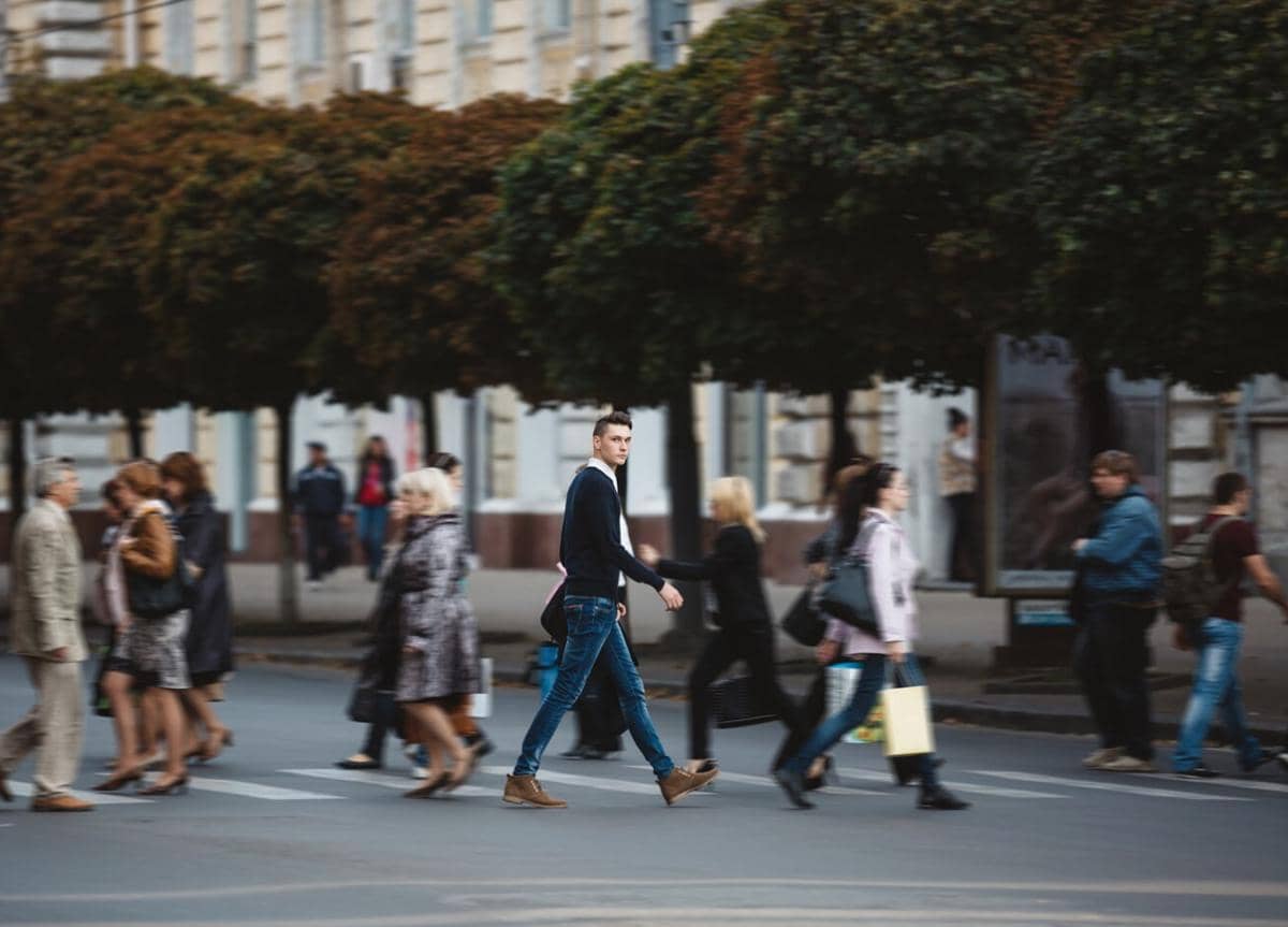 ilustrasi seorang pria di tengah keramaian 