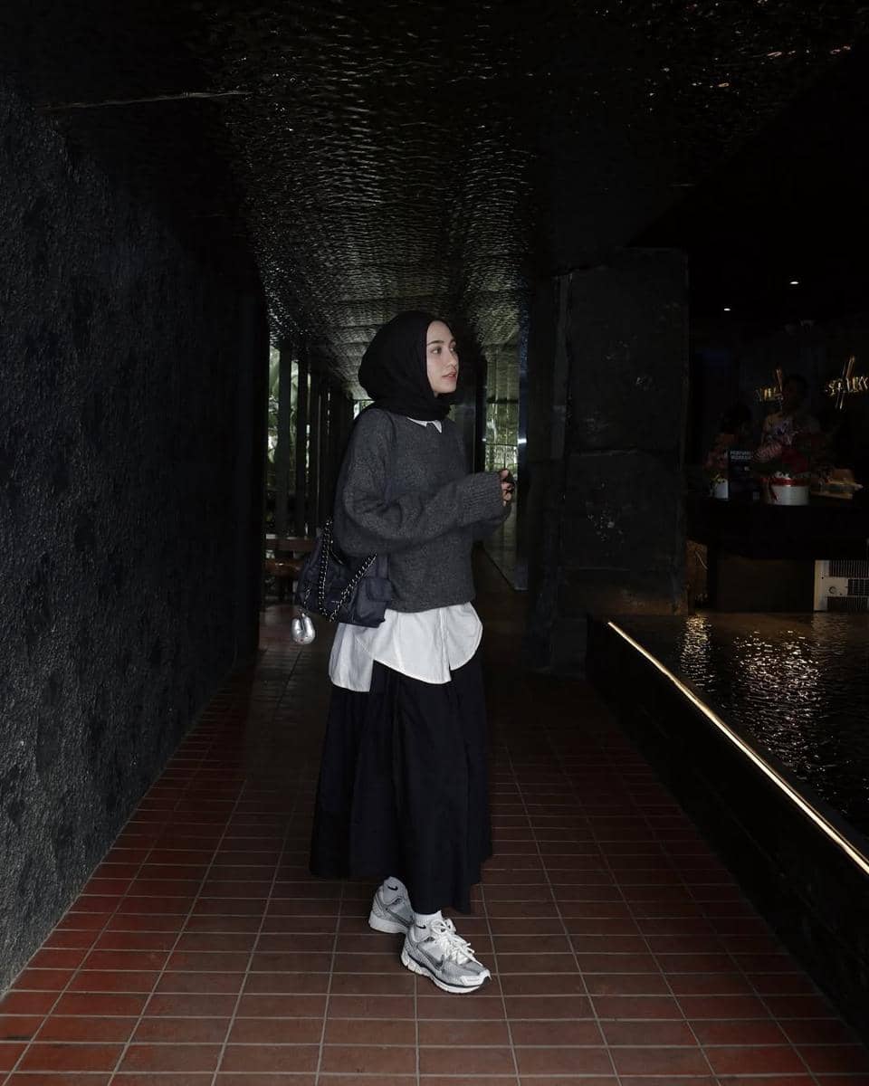 padu padan sweater rajut ala selebgram Helmi Nursifah 