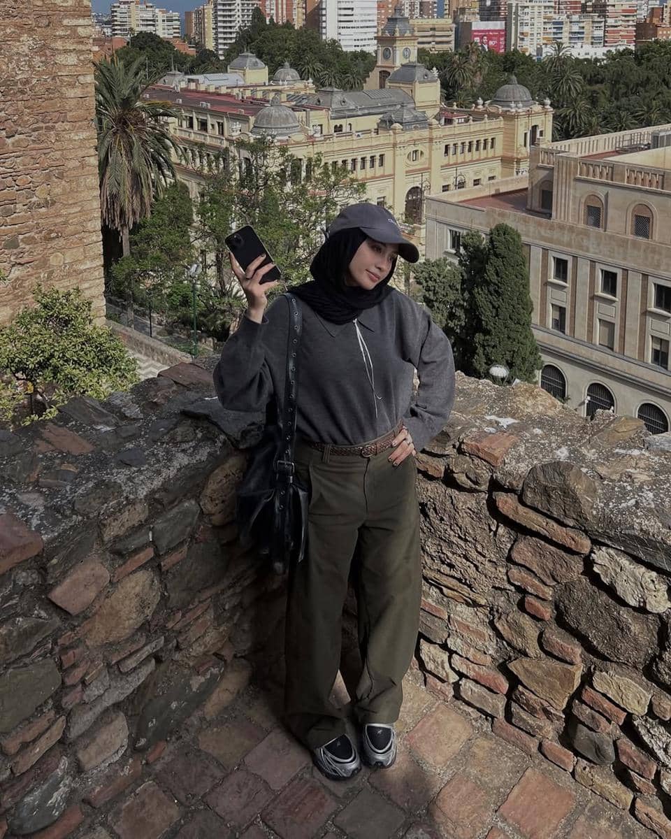 padu padan sweater rajut ala selebgram Helmi Nursifah 