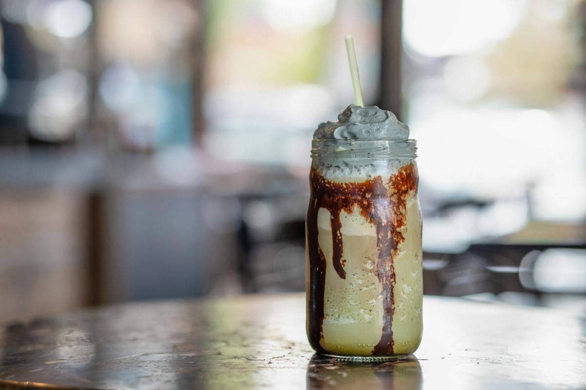 ilustrasi iced dubai chocolate matcha