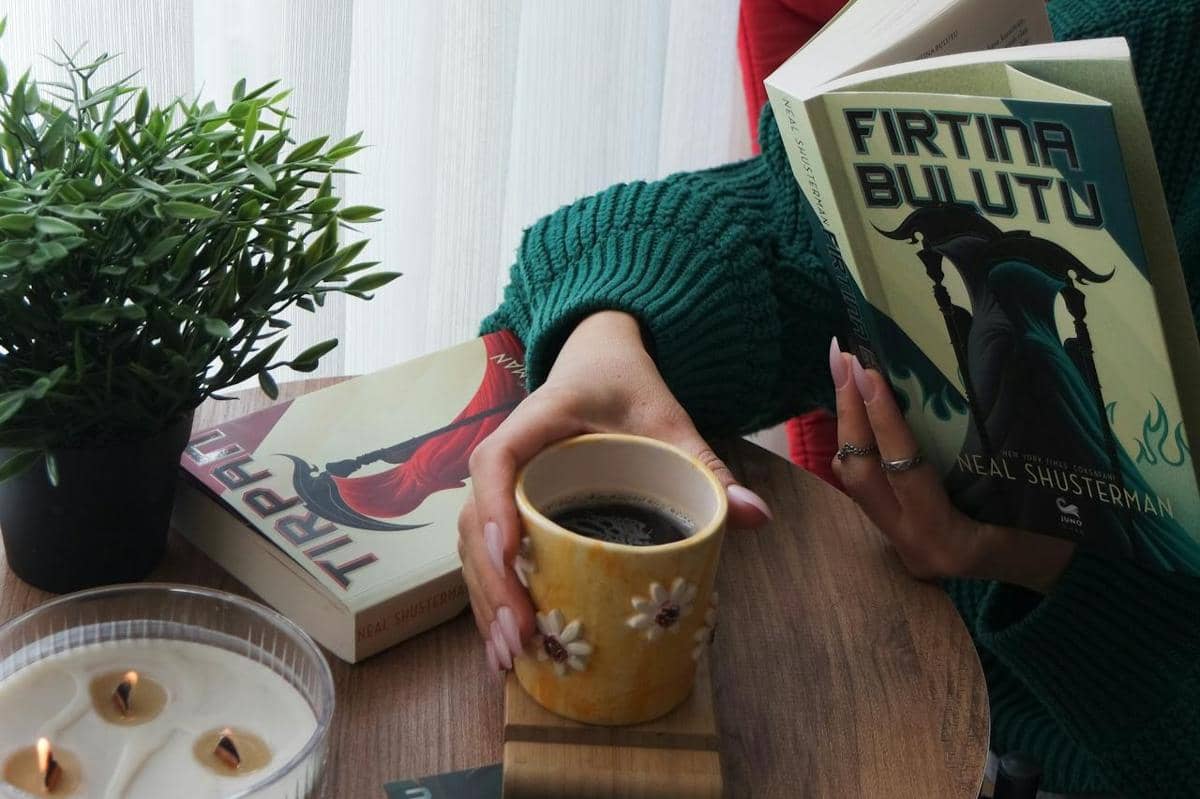 ilustrasi menambah meja kecil pada ruang reading corner