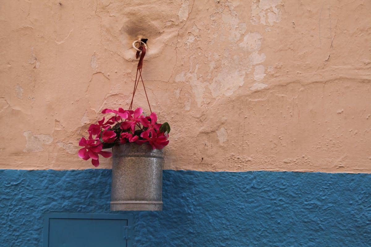 ilustrasi pot metalik yang bisa jadi centerpiece ruangan 