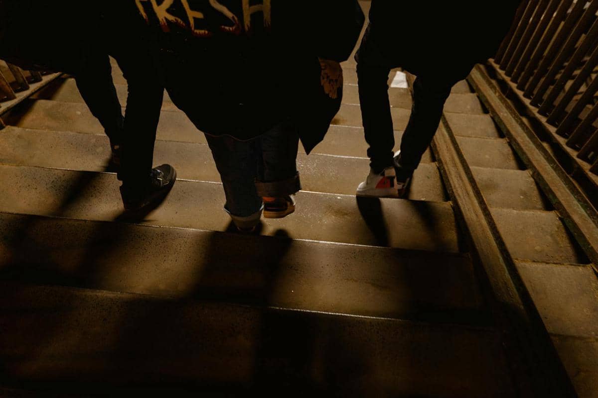 sekelompok orang sedang berjalan