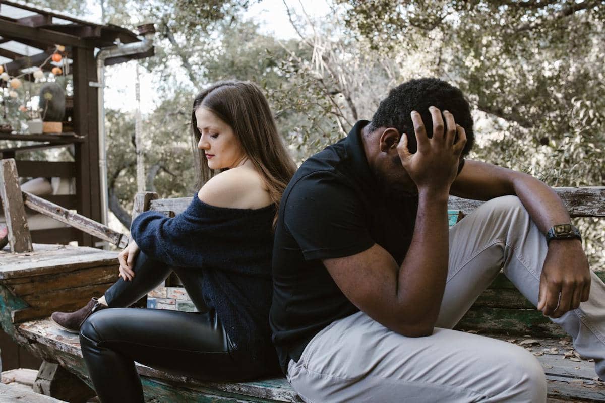 Sepasang kekasih sedang duduk di kursi.