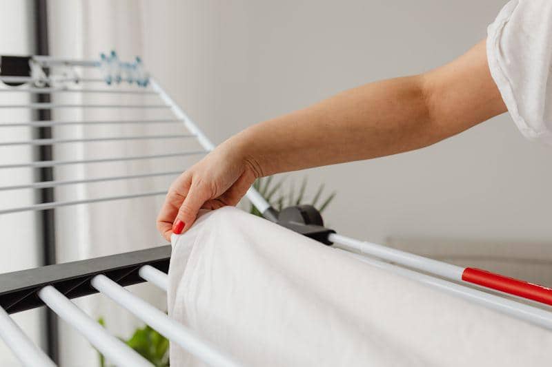 ilustrasi menjemur baju di balkon