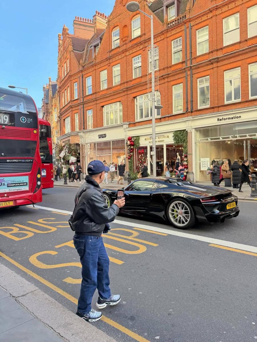 Ghea Youbi nonton Chelsea di Stadion Stamford Bridge.