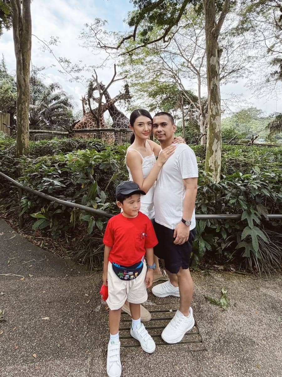 Keluarga Anissa Aziza ke Singapore Zoo.