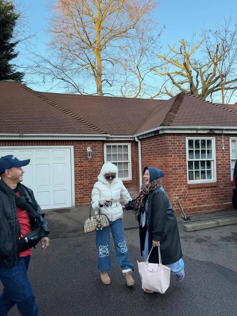 Ghea Youbi nonton Chelsea di Stadion Stamford Bridge.