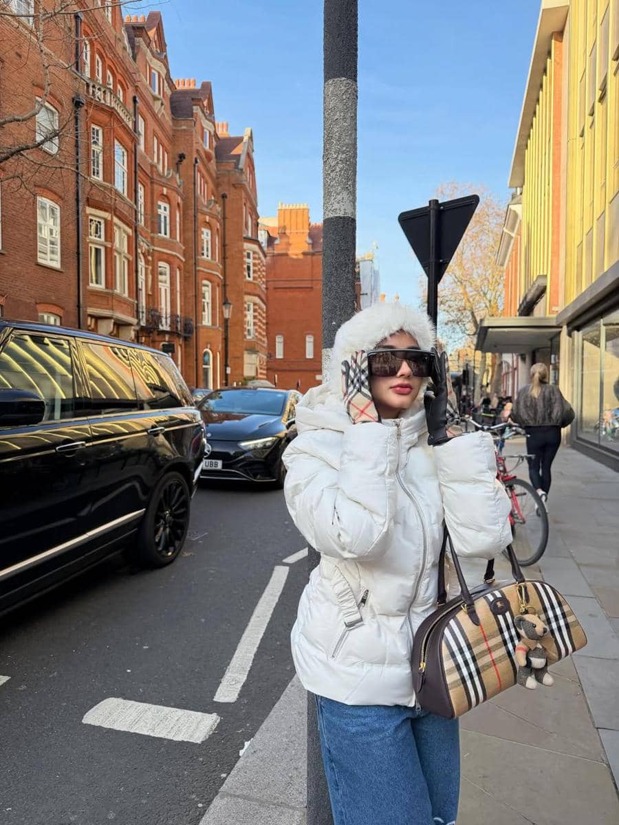 Ghea Youbi nonton Chelsea di Stadion Stamford Bridge.