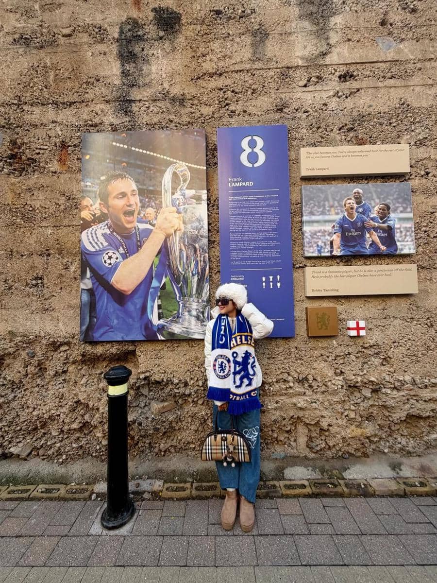 Ghea Youbi nonton Chelsea di Stadion Stamford Bridge.