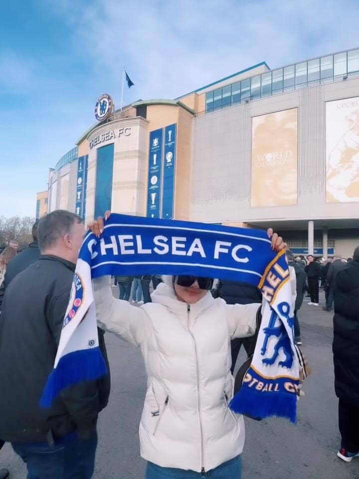 Ghea Youbi nonton Chelsea di Stadion Stamford Bridge.