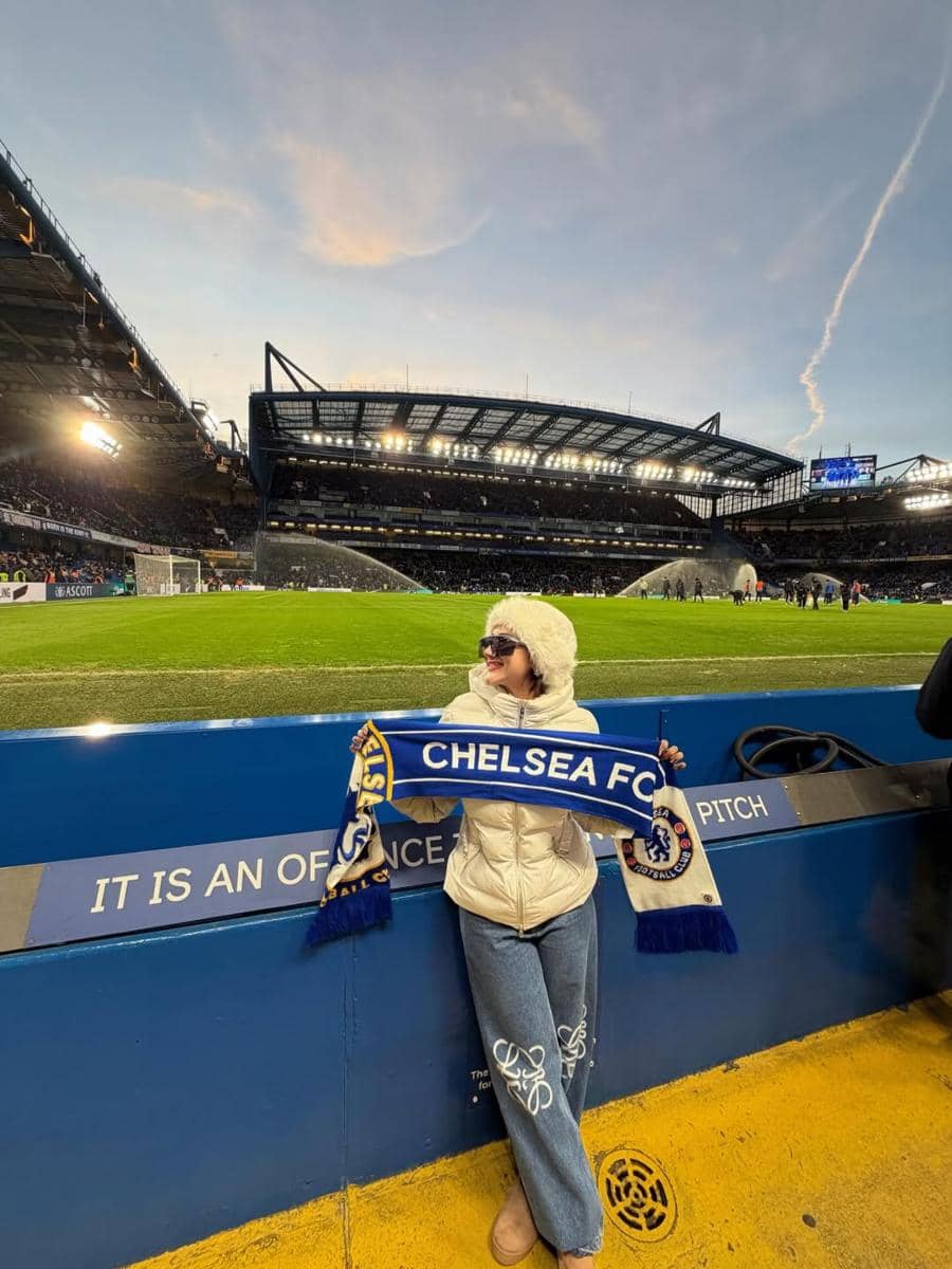 Ghea Youbi nonton Chelsea di Stadion Stamford Bridge.