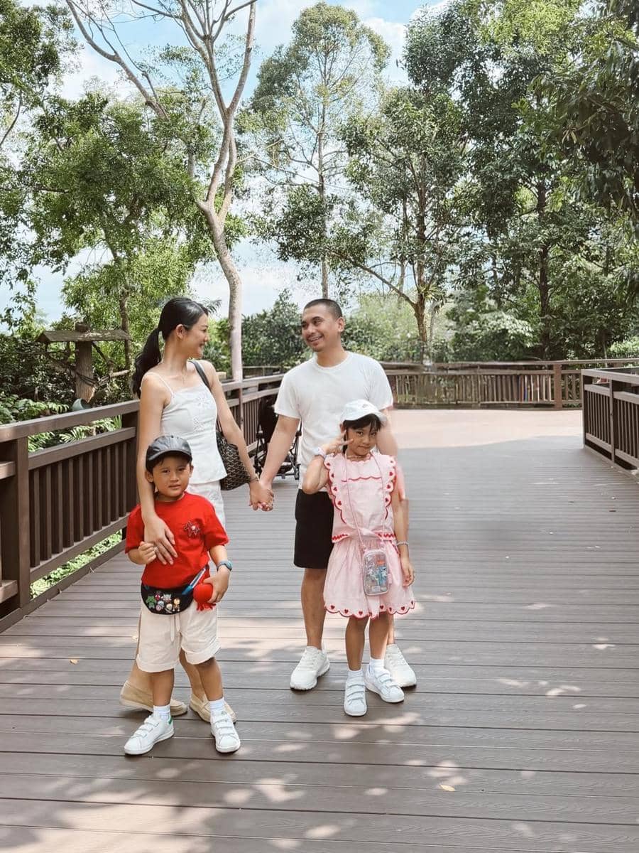 Keluarga Anissa Aziza ke Singapore Zoo.