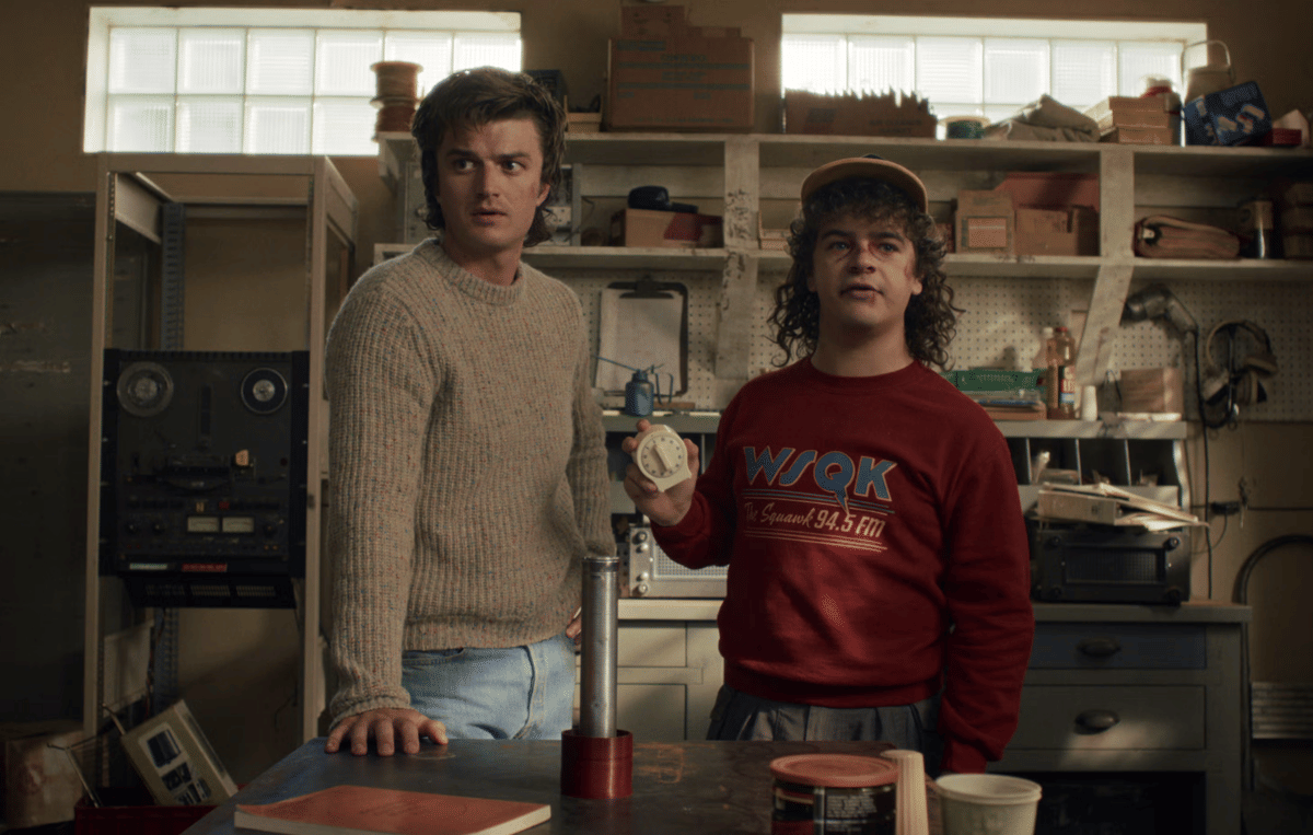 Steve Harrington dan Dustin dalam Stranger Things.