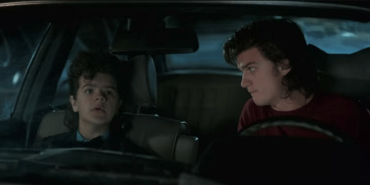 Steve Harrington dan Dustin dalam Stranger Things.
