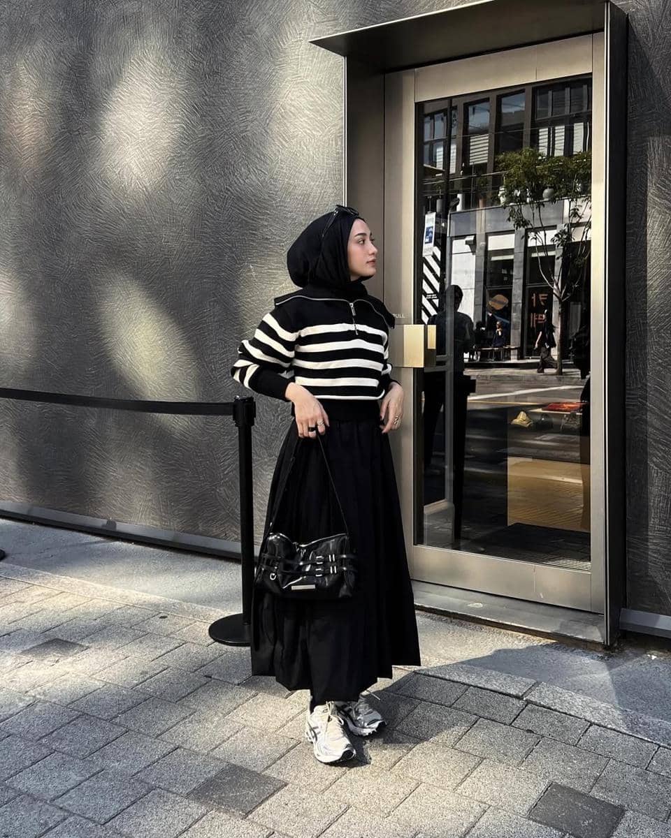 padu padan sweater rajut ala selebgram Helmi Nursifah 