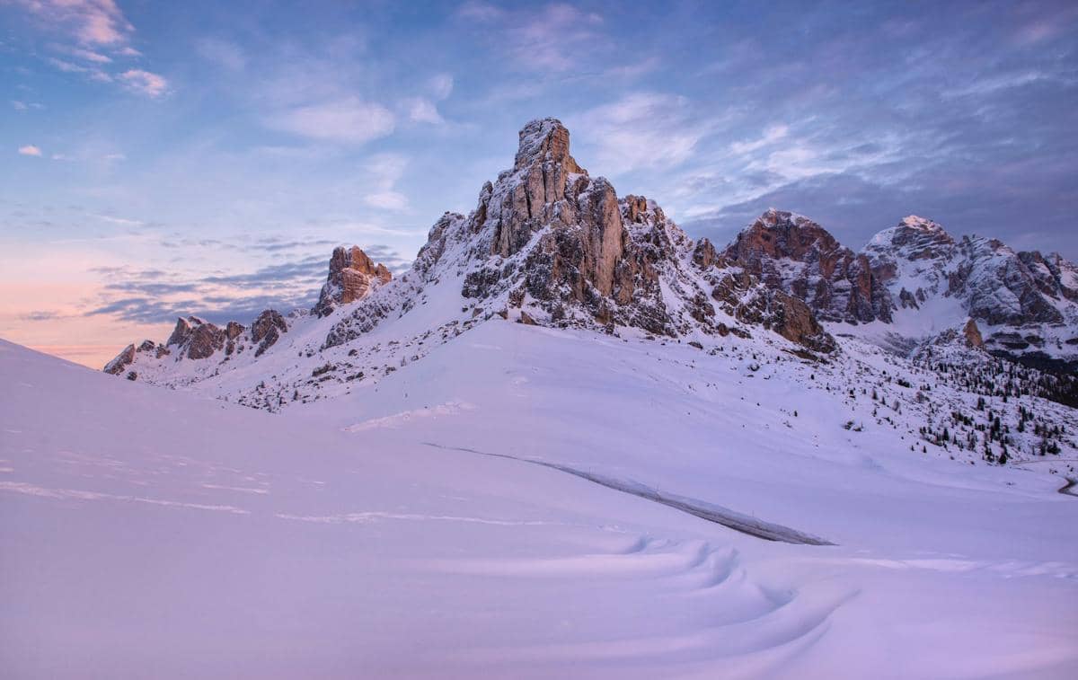 ilustrasi Dolomites saat musim dingin