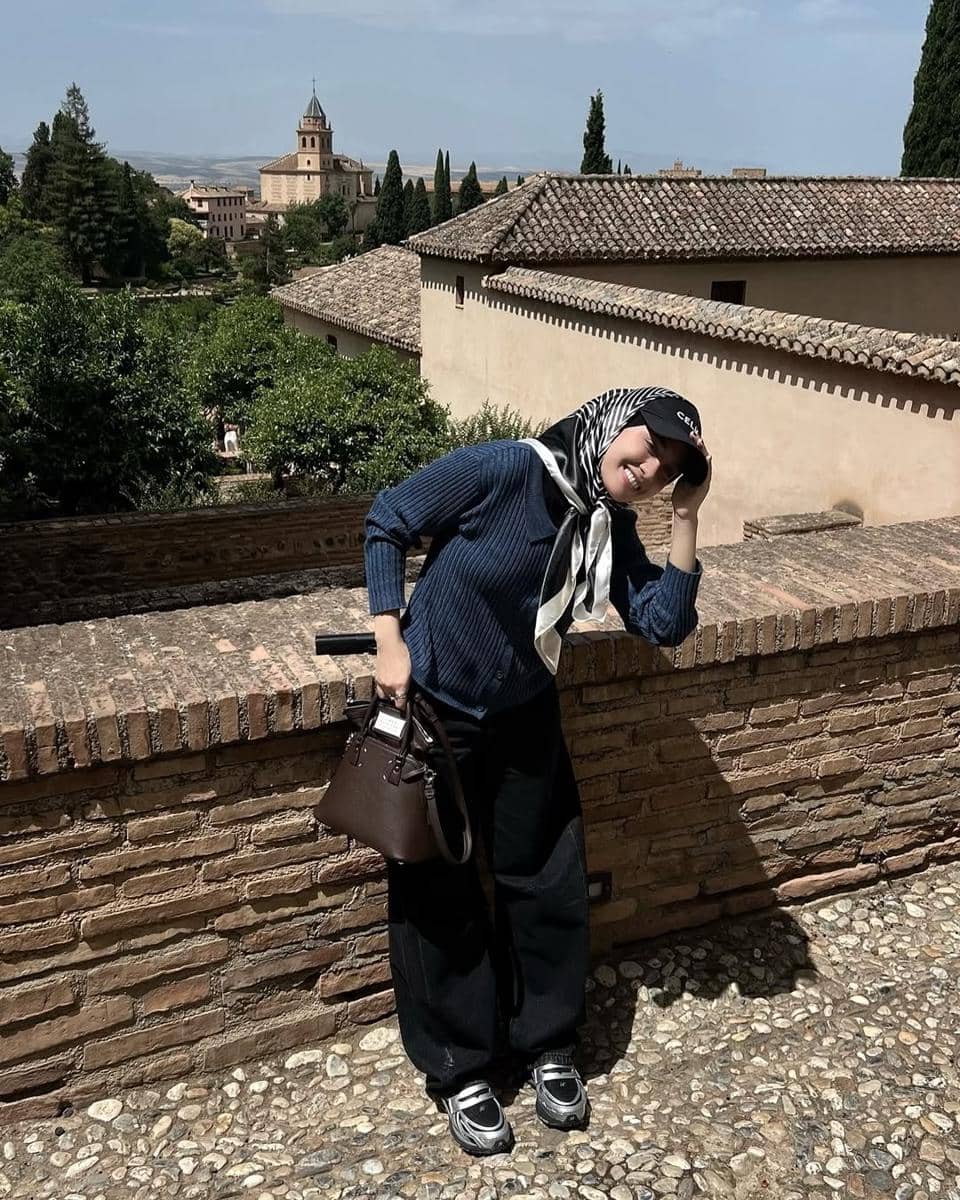 padu padan sweater rajut ala selebgram Helmi Nursifah 