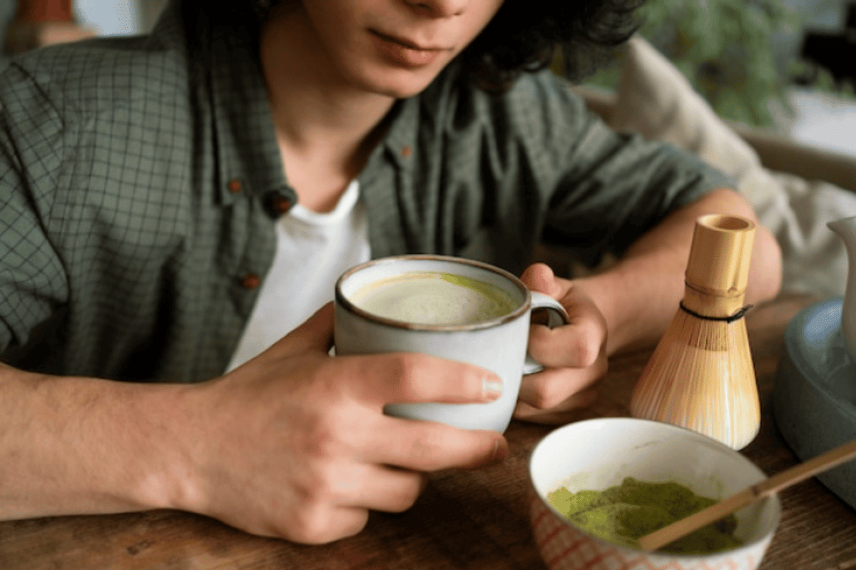 5 Sifat Tersembunyi dari Pria Pecinta Matcha, Tampak Tenang dari Luar!