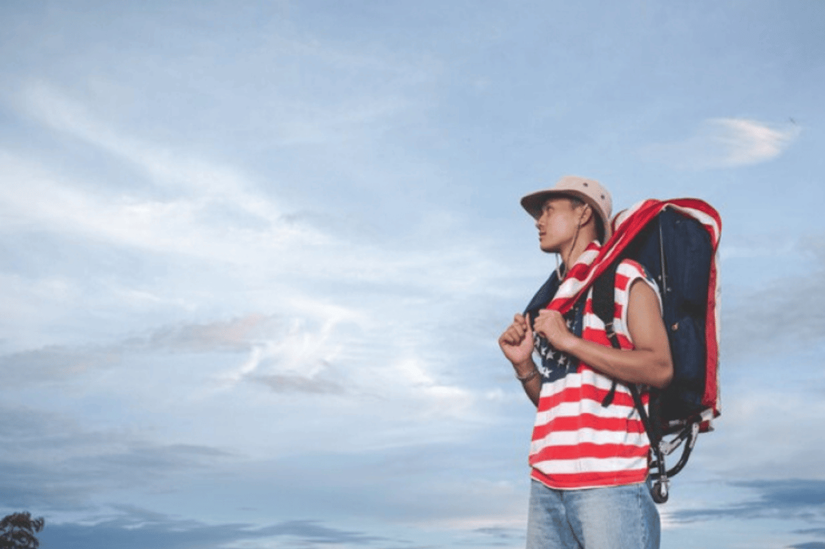 ilustrasi pria saat traveling