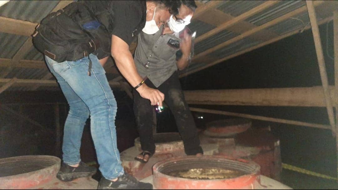 Polisi melakukan olah TKP penemuan mayat di tandon air. (Dok. Polsek Bayung Lencir)