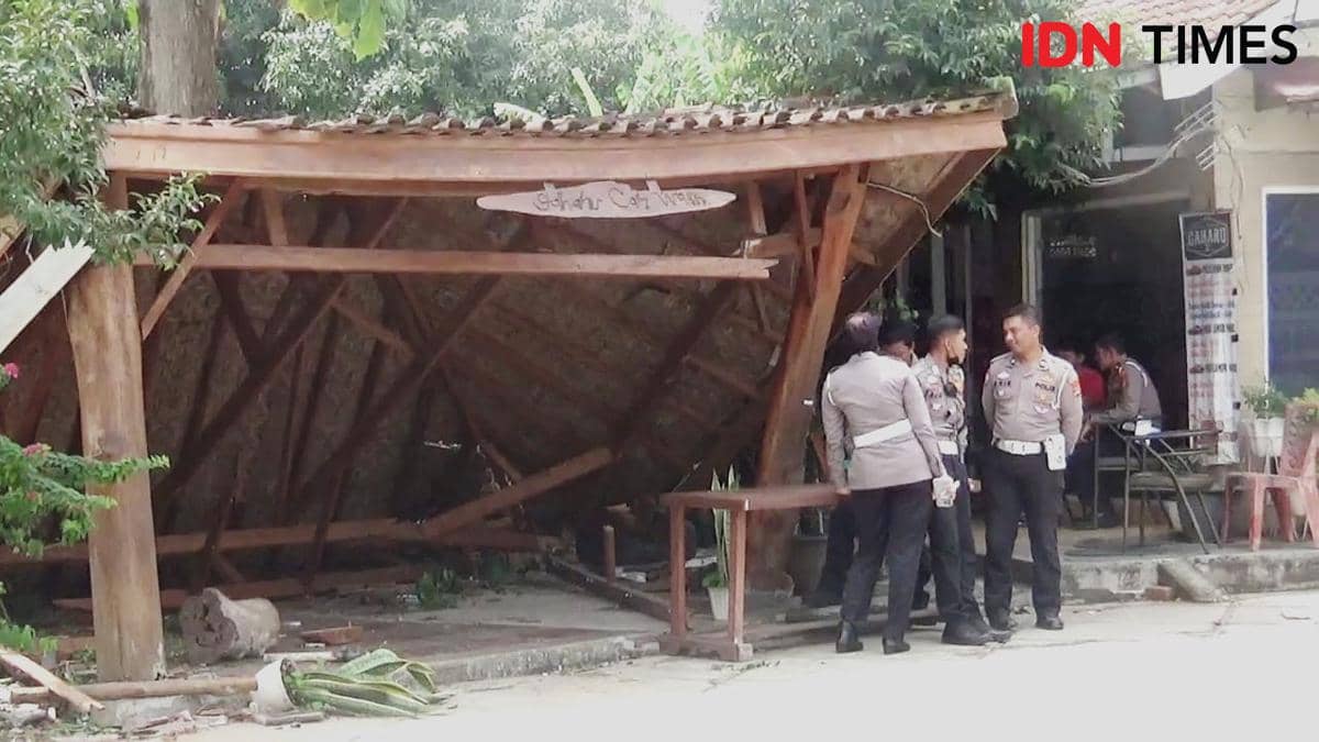 Cucian mobil di Bandar Lampung yang tertabrak mobil.