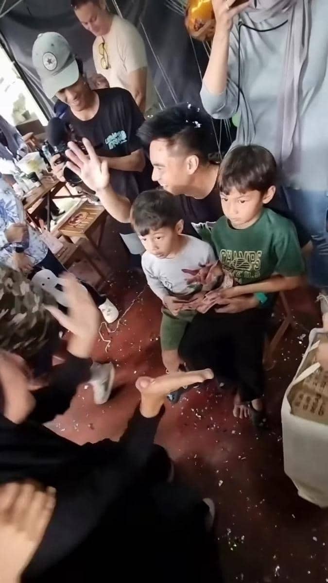 Potret Baim Wong rayakan ulang tahun Kiano di lokasi syuting