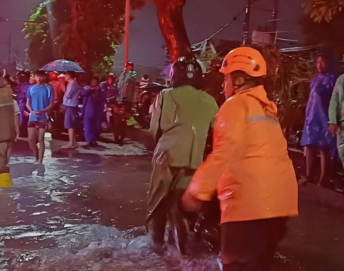 TIM CALL 112 SURABAYA RESPON SECEPAT MUNGKIN GENANGAN DI JALAN SIMO KALANGANHujan deras yang men.jpg
