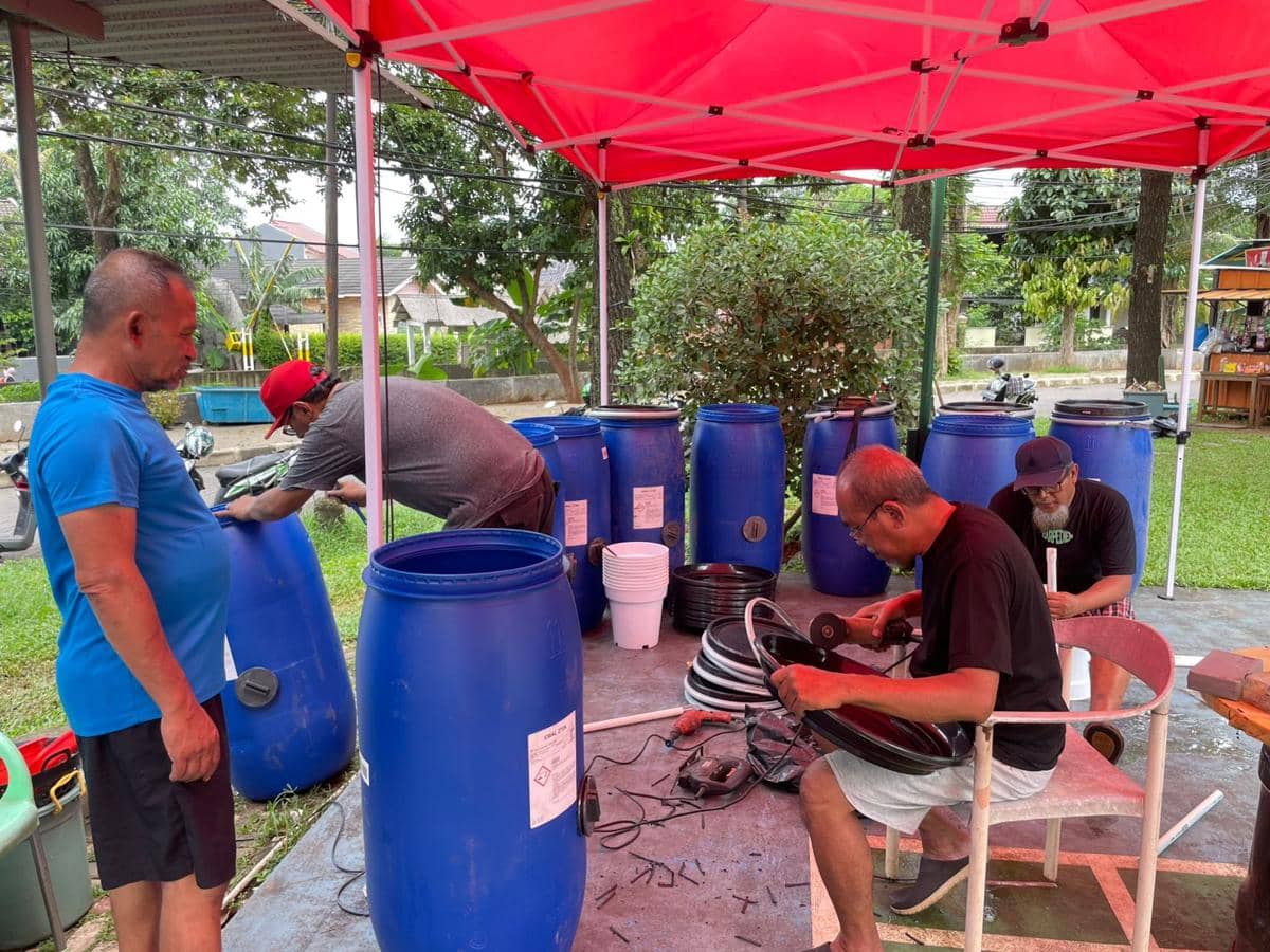 Contoh Baik, Warga Ciputat Bikin Puluhan Komposter Atasi Sampah