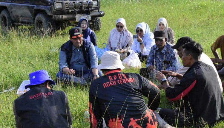 Bupati Aceh Tengah Haili Yoga saat memantau warga di pengungsian (dok.Humas Aceh Tengah)
