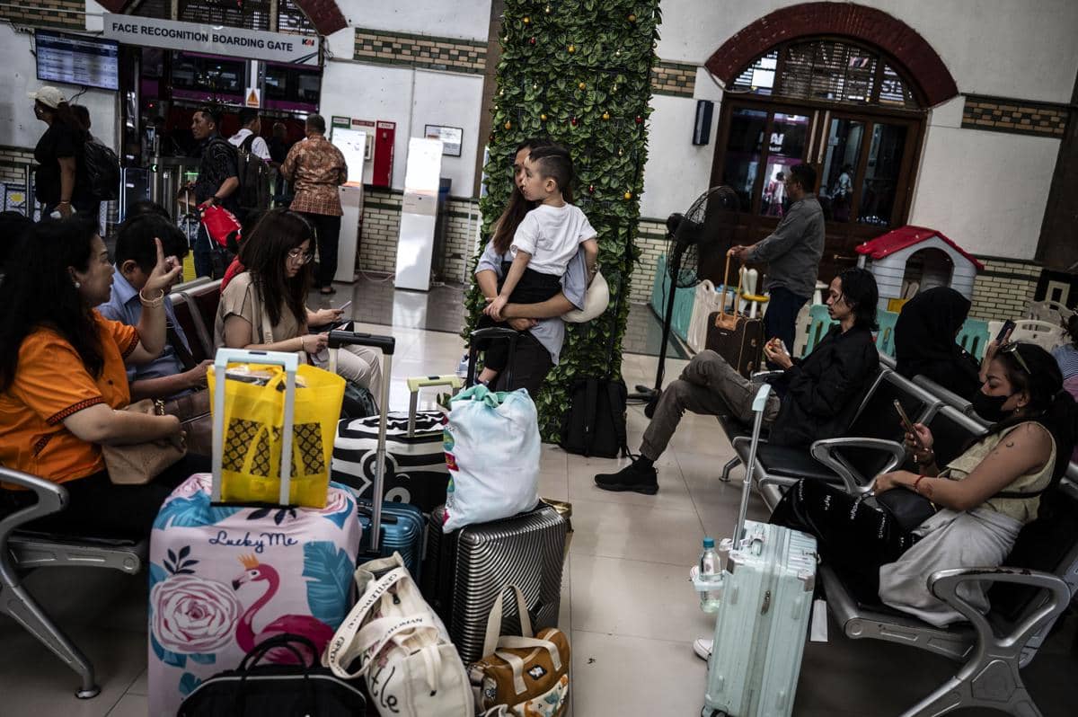 Sejumlah calon penumpang menunggu kedatangan kereta api di Stasiun Tawang, Semarang, Jawa Tengah, Minggu (21/12/2025). (ANTARA FOTO/Aprillio Akbar)