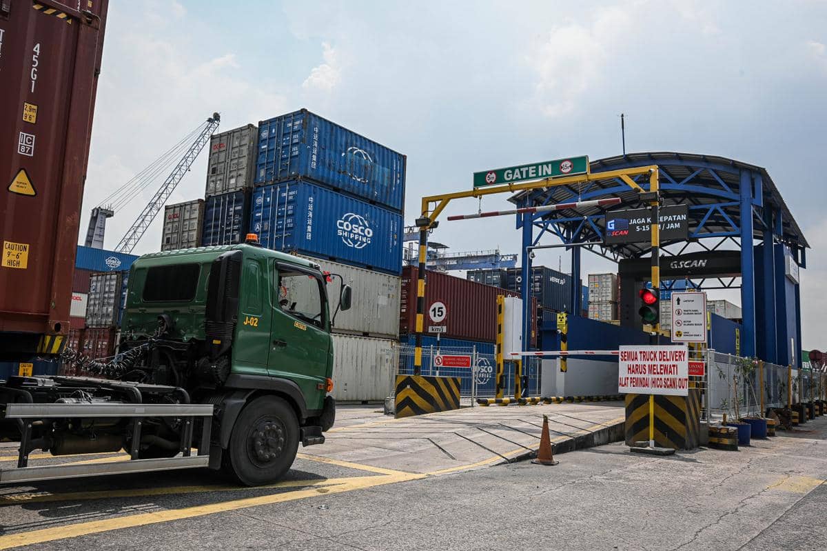 Ilustrasi truk kontainer melewati gerbang pemindai peti kemas di Terminal 3 Pelabuhan Tanjung Priok, Jakarta. (ANTARA FOTO/Sulthony Hasanuddin)